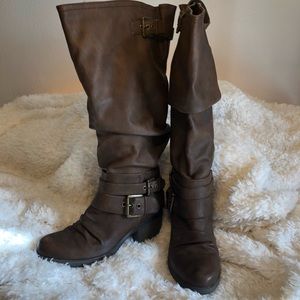 Brown Boots with small heel and buckles